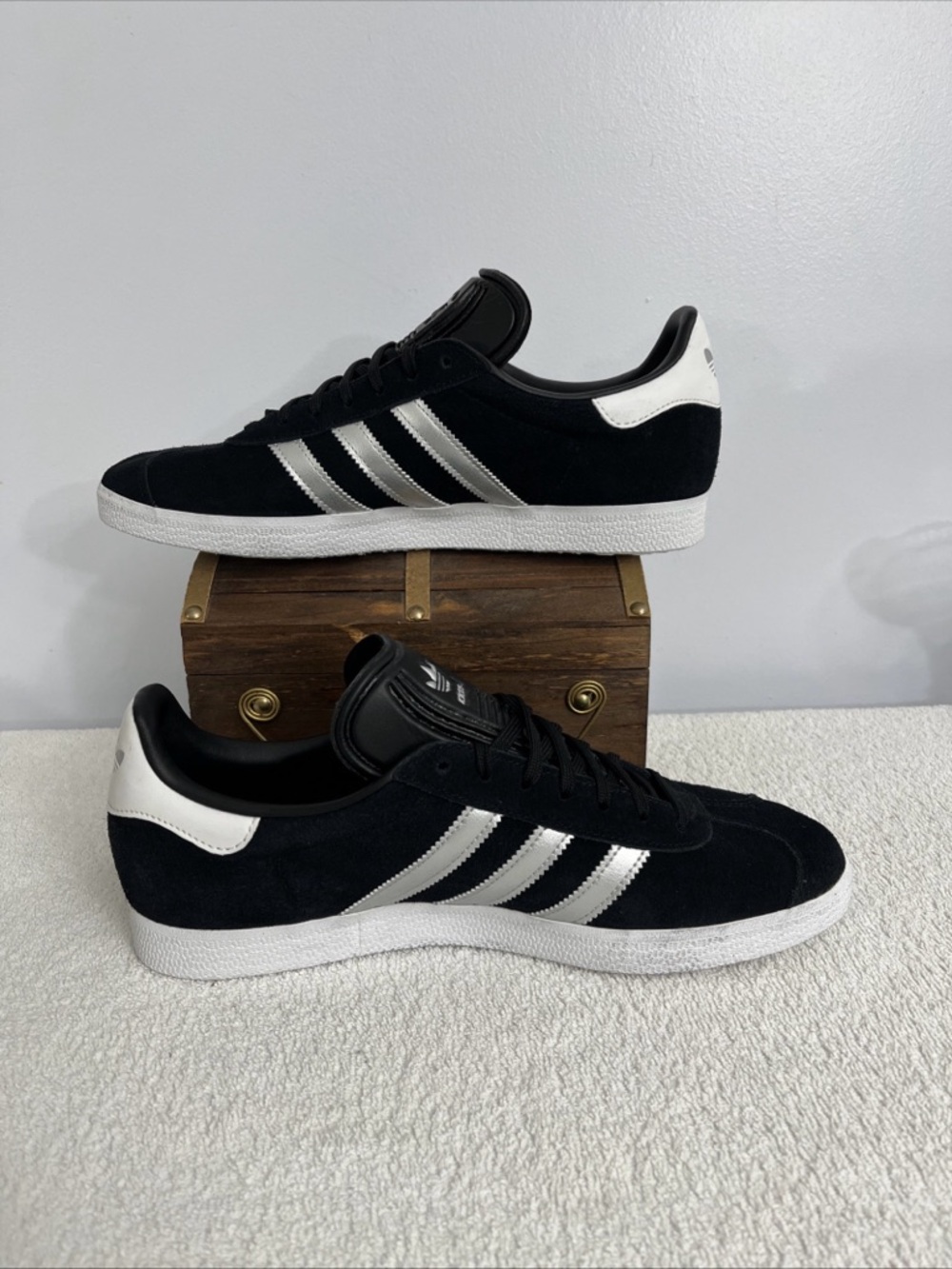 Adidas Women's Sz 11 Men’s Sz 9.5 Gazelle Originals Black/Silver Metallic ID7007 - Picture 4 of 12